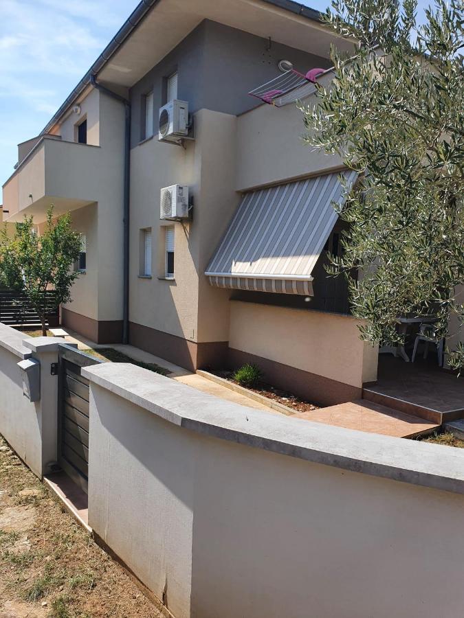 Apartment Dundo In Quiet Green Area Medulin Luaran gambar